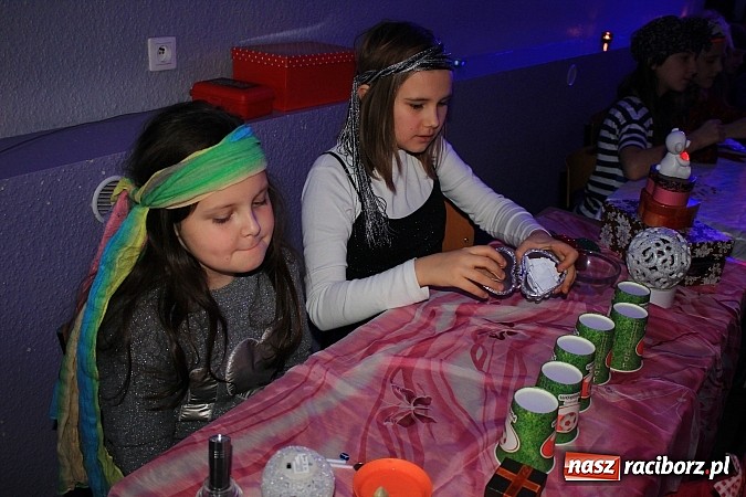 Zdjęcie w galerii na portalu naszraciborz.pl: W SP 13 uczniowie zapraszali do komnaty wróżb wiadomości z regionu