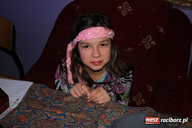 Zdjęcie w galerii na portalu naszraciborz.pl: W SP 13 uczniowie zapraszali do komnaty wróżb wiadomości z regionu