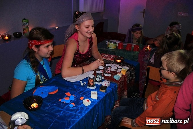 Zdjęcie w galerii na portalu naszraciborz.pl: W SP 13 uczniowie zapraszali do komnaty wróżb wiadomości z regionu