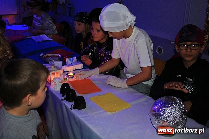 Zdjęcie w galerii na portalu naszraciborz.pl: W SP 13 uczniowie zapraszali do komnaty wróżb wiadomości z regionu