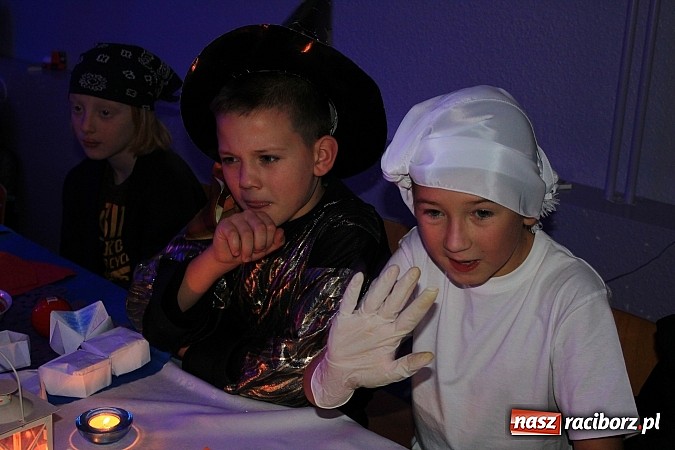 Zdjęcie w galerii na portalu naszraciborz.pl: W SP 13 uczniowie zapraszali do komnaty wróżb wiadomości z regionu