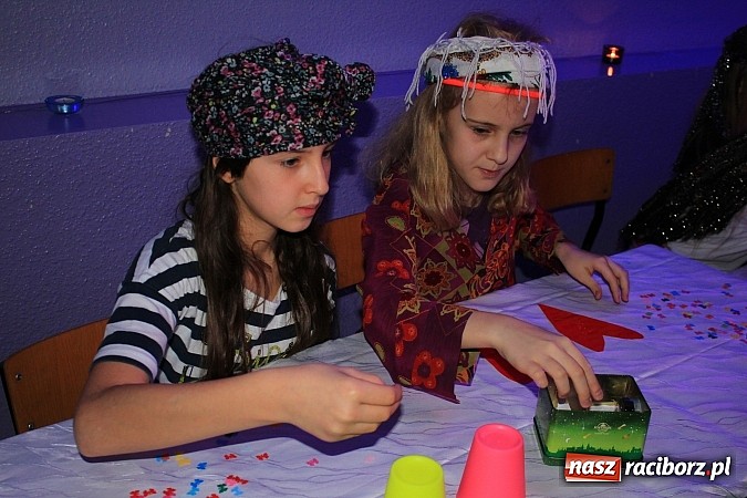 Zdjęcie w galerii na portalu naszraciborz.pl: W SP 13 uczniowie zapraszali do komnaty wróżb wiadomości z regionu