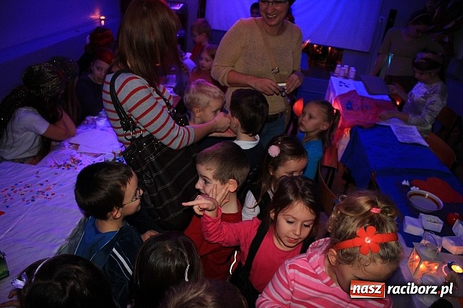 Zdjęcie w galerii na portalu naszraciborz.pl: W SP 13 uczniowie zapraszali do komnaty wróżb wiadomości z regionu