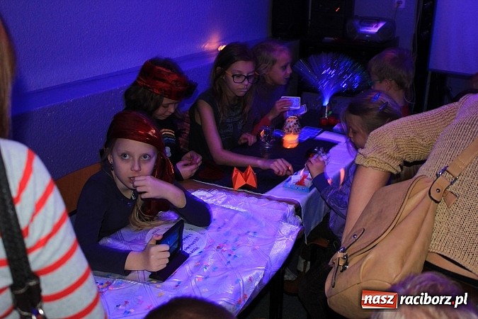 Zdjęcie w galerii na portalu naszraciborz.pl: W SP 13 uczniowie zapraszali do komnaty wróżb wiadomości z regionu