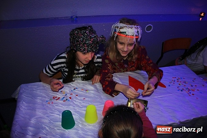 Zdjęcie w galerii na portalu naszraciborz.pl: W SP 13 uczniowie zapraszali do komnaty wróżb wiadomości z regionu