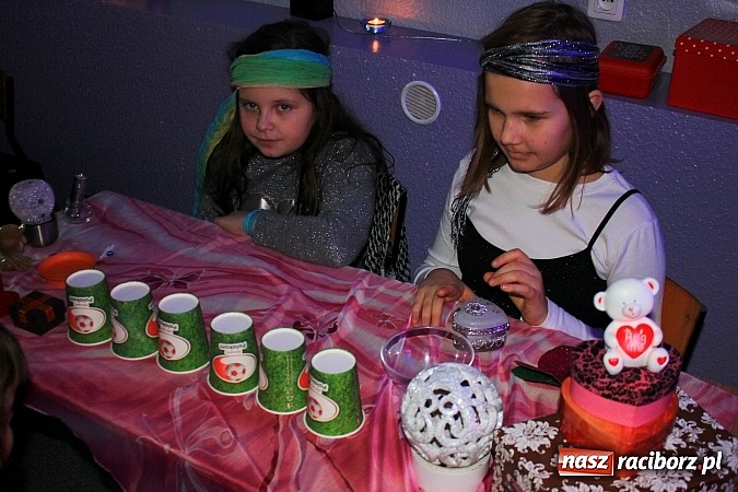 Zdjęcie w galerii na portalu naszraciborz.pl: W SP 13 uczniowie zapraszali do komnaty wróżb wiadomości z regionu