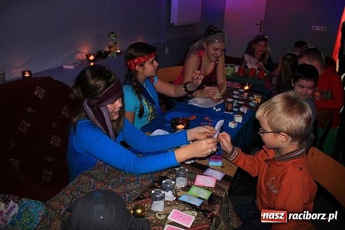 Zdjęcie w galerii na portalu naszraciborz.pl: W SP 13 uczniowie zapraszali do komnaty wróżb wiadomości z regionu