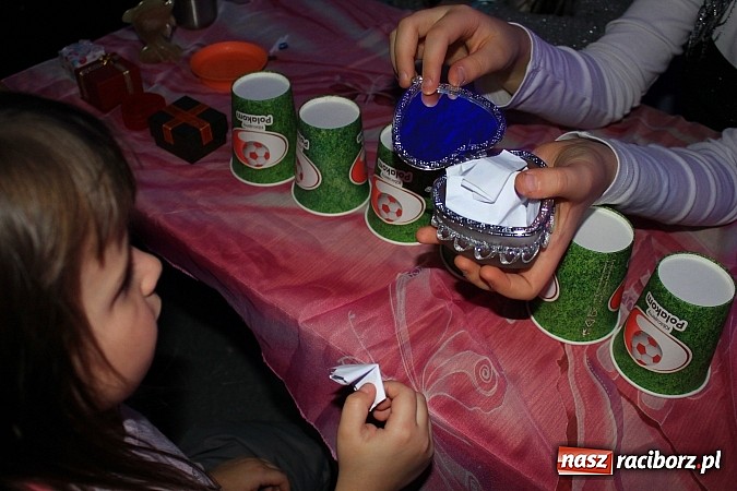 Zdjęcie w galerii na portalu naszraciborz.pl: W SP 13 uczniowie zapraszali do komnaty wróżb wiadomości z regionu