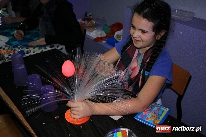 Zdjęcie w galerii na portalu naszraciborz.pl: W SP 13 uczniowie zapraszali do komnaty wróżb wiadomości z regionu