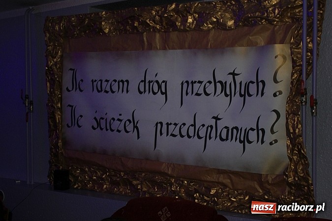 Zdjęcie w galerii na portalu naszraciborz.pl: W SP 13 uczniowie zapraszali do komnaty wróżb wiadomości z regionu