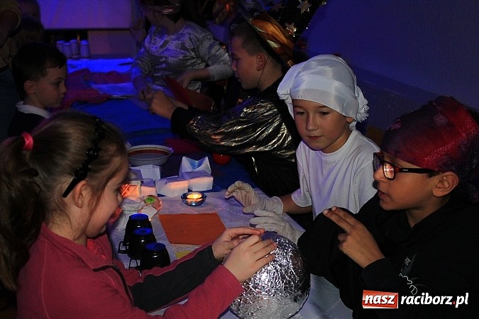 Zdjęcie w galerii na portalu naszraciborz.pl: W SP 13 uczniowie zapraszali do komnaty wróżb wiadomości z regionu