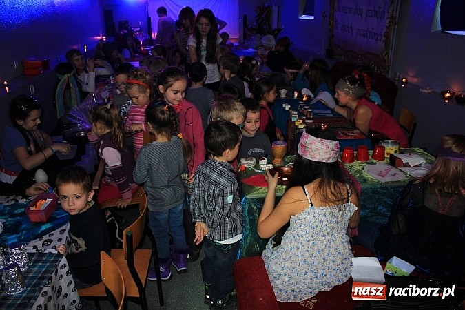 Zdjęcie w galerii na portalu naszraciborz.pl: W SP 13 uczniowie zapraszali do komnaty wróżb wiadomości z regionu