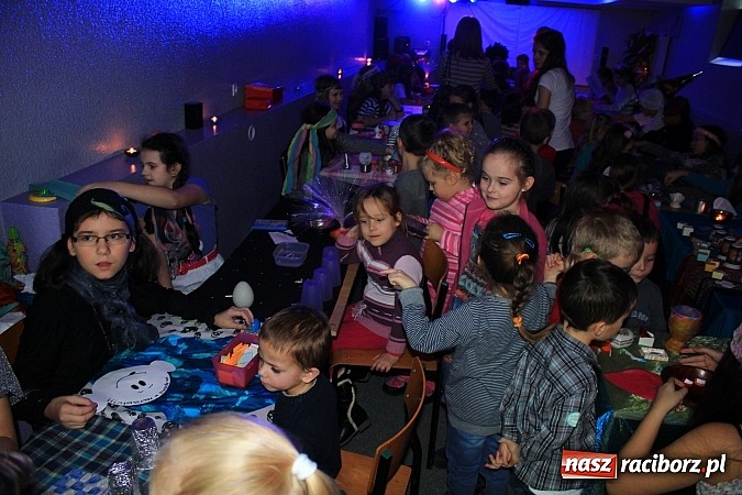 Zdjęcie w galerii na portalu naszraciborz.pl: W SP 13 uczniowie zapraszali do komnaty wróżb wiadomości z regionu