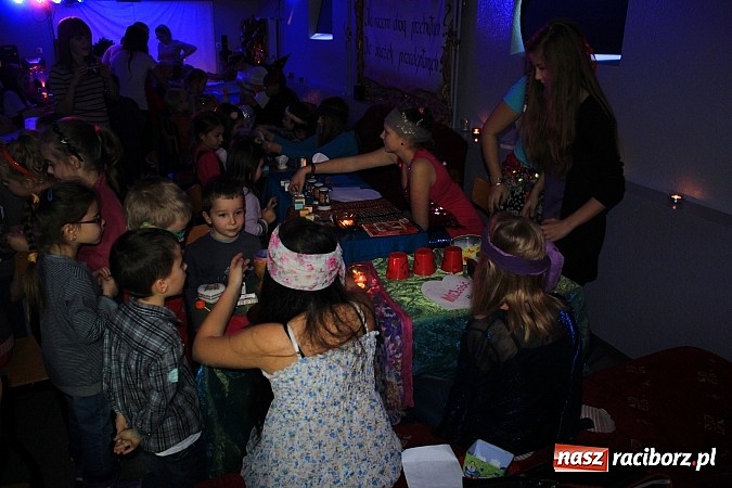 Zdjęcie w galerii na portalu naszraciborz.pl: W SP 13 uczniowie zapraszali do komnaty wróżb wiadomości z regionu