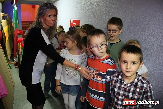 Zdjęcie w galerii na portalu naszraciborz.pl: W SP 13 uczniowie zapraszali do komnaty wróżb wiadomości z regionu