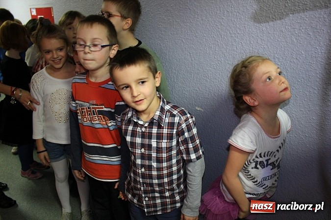 Zdjęcie w galerii na portalu naszraciborz.pl: W SP 13 uczniowie zapraszali do komnaty wróżb wiadomości z regionu