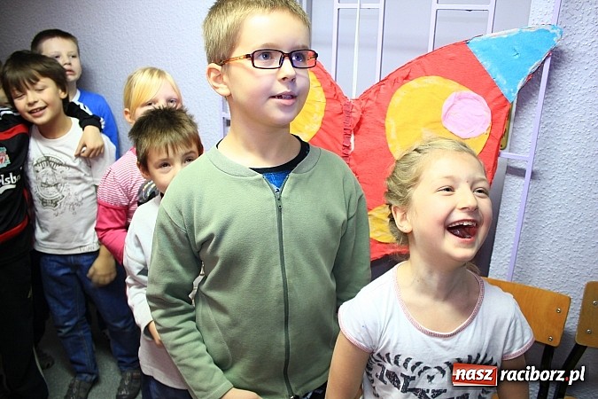 Zdjęcie w galerii na portalu naszraciborz.pl: W SP 13 uczniowie zapraszali do komnaty wróżb wiadomości z regionu