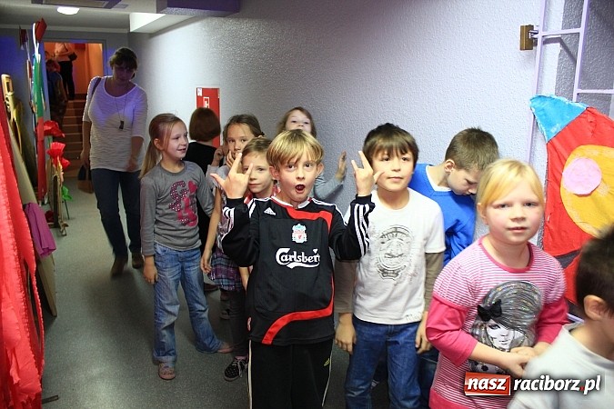 Zdjęcie w galerii na portalu naszraciborz.pl: W SP 13 uczniowie zapraszali do komnaty wróżb wiadomości z regionu