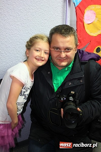 Zdjęcie w galerii na portalu naszraciborz.pl: W SP 13 uczniowie zapraszali do komnaty wróżb wiadomości z regionu