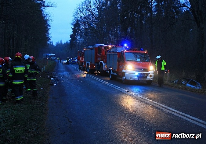 Zdjęcie w galerii na portalu naszraciborz.pl: Czołowe zderzenie na trasie Racibórz-Kornowac. Kierowca citroena zmarł w szpitalu wiadomości z regionu
