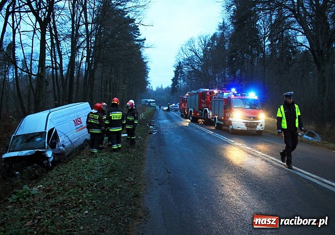 Zdjęcie w galerii na portalu naszraciborz.pl: Czołowe zderzenie na trasie Racibórz-Kornowac. Kierowca citroena zmarł w szpitalu wiadomości z regionu