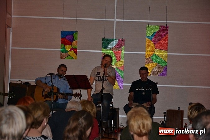 Zdjęcie w galerii na portalu naszraciborz.pl: Wieczór przy świecach w Tworkowie wiadomości z regionu