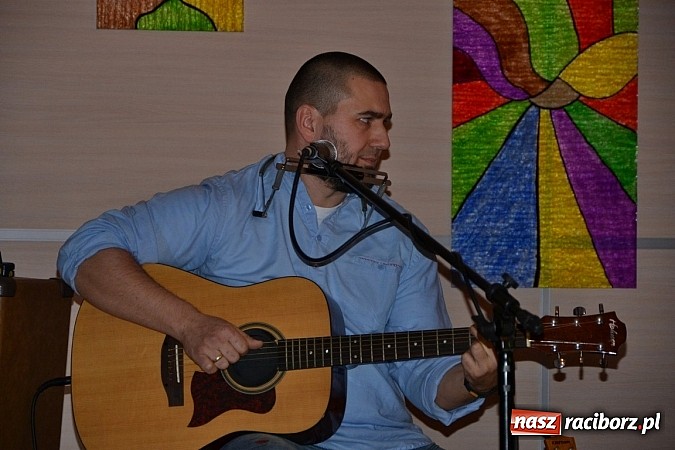 Zdjęcie w galerii na portalu naszraciborz.pl: Wieczór przy świecach w Tworkowie wiadomości z regionu