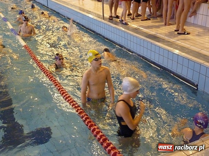 Zdjęcie w galerii na portalu naszraciborz.pl: Pływackie Mikołajki na pływalni PWSZ wiadomości z regionu