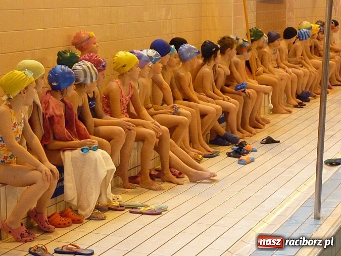 Zdjęcie w galerii na portalu naszraciborz.pl: Pływackie Mikołajki na pływalni PWSZ wiadomości z regionu