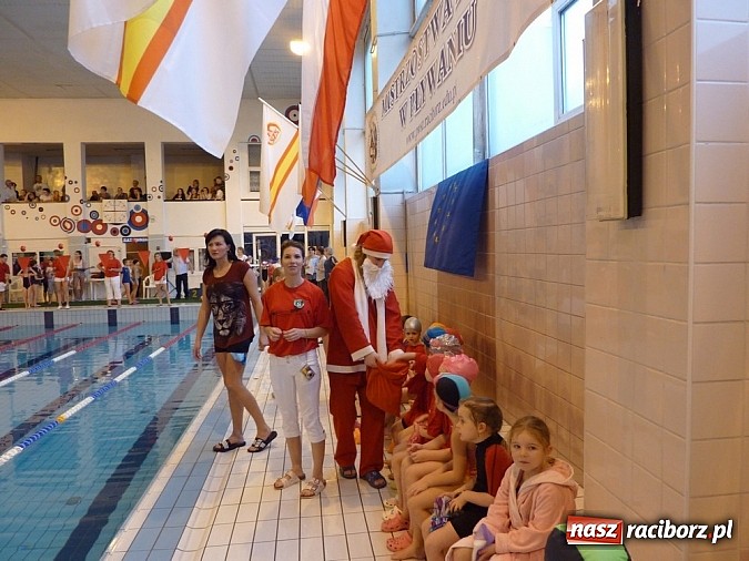 Zdjęcie w galerii na portalu naszraciborz.pl: Pływackie Mikołajki na pływalni PWSZ wiadomości z regionu