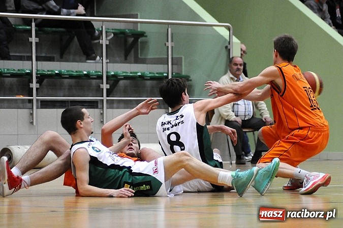 Zdjęcie w galerii na portalu naszraciborz.pl: Koszykówka. Święty Mikołaj łaskawy dla Katowic wiadomości z regionu