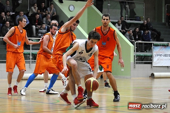 Zdjęcie w galerii na portalu naszraciborz.pl: Koszykówka. Święty Mikołaj łaskawy dla Katowic wiadomości z regionu