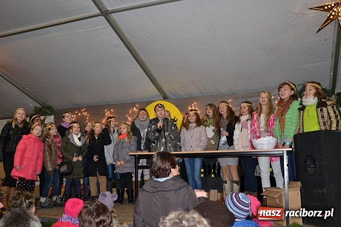 Zdjęcie w galerii na portalu naszraciborz.pl: Św. Mikołaj w Zabełkowie rozdał 150 paczek wiadomości z regionu