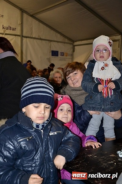 Zdjęcie w galerii na portalu naszraciborz.pl: Św. Mikołaj w Zabełkowie rozdał 150 paczek wiadomości z regionu