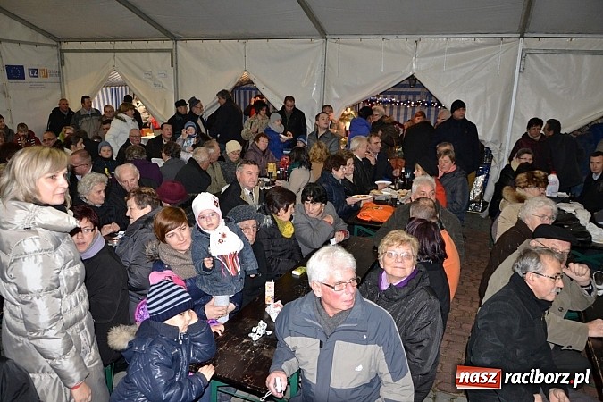 Zdjęcie w galerii na portalu naszraciborz.pl: Św. Mikołaj w Zabełkowie rozdał 150 paczek wiadomości z regionu