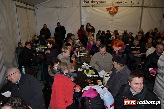 Zdjęcie w galerii na portalu naszraciborz.pl: Św. Mikołaj w Zabełkowie rozdał 150 paczek wiadomości z regionu