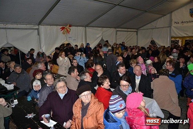 Zdjęcie w galerii na portalu naszraciborz.pl: Św. Mikołaj w Zabełkowie rozdał 150 paczek wiadomości z regionu
