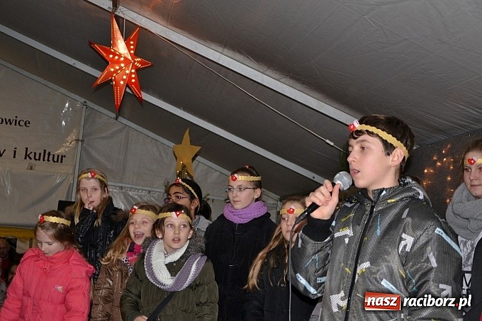 Zdjęcie w galerii na portalu naszraciborz.pl: Św. Mikołaj w Zabełkowie rozdał 150 paczek wiadomości z regionu