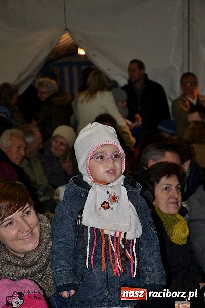 Zdjęcie w galerii na portalu naszraciborz.pl: Św. Mikołaj w Zabełkowie rozdał 150 paczek wiadomości z regionu