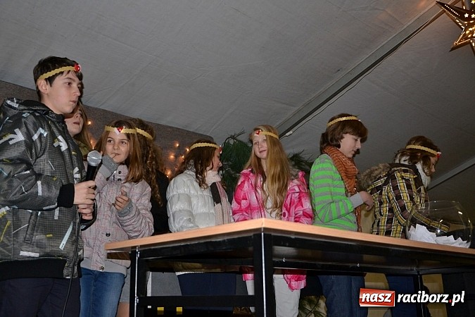 Zdjęcie w galerii na portalu naszraciborz.pl: Św. Mikołaj w Zabełkowie rozdał 150 paczek wiadomości z regionu