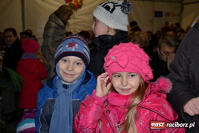 Zdjęcie w galerii na portalu naszraciborz.pl: Św. Mikołaj w Zabełkowie rozdał 150 paczek wiadomości z regionu
