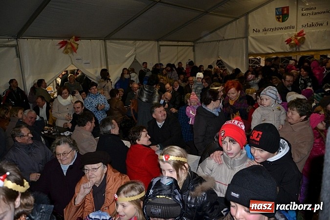Zdjęcie w galerii na portalu naszraciborz.pl: Św. Mikołaj w Zabełkowie rozdał 150 paczek wiadomości z regionu