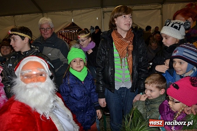 Zdjęcie w galerii na portalu naszraciborz.pl: Św. Mikołaj w Zabełkowie rozdał 150 paczek wiadomości z regionu