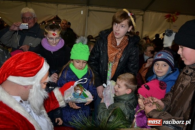 Zdjęcie w galerii na portalu naszraciborz.pl: Św. Mikołaj w Zabełkowie rozdał 150 paczek wiadomości z regionu