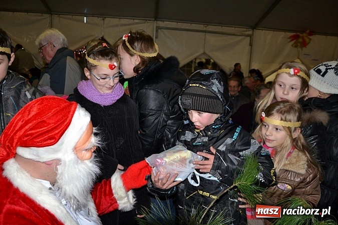 Zdjęcie w galerii na portalu naszraciborz.pl: Św. Mikołaj w Zabełkowie rozdał 150 paczek wiadomości z regionu
