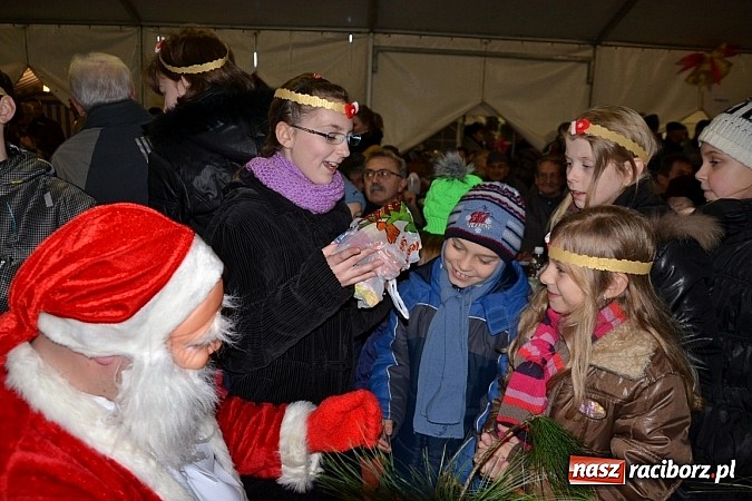 Zdjęcie w galerii na portalu naszraciborz.pl: Św. Mikołaj w Zabełkowie rozdał 150 paczek wiadomości z regionu