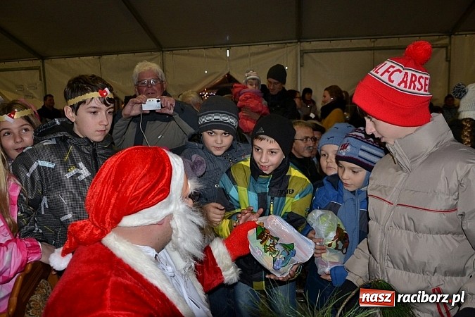 Zdjęcie w galerii na portalu naszraciborz.pl: Św. Mikołaj w Zabełkowie rozdał 150 paczek wiadomości z regionu