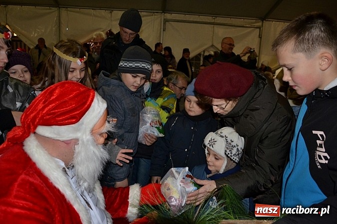 Zdjęcie w galerii na portalu naszraciborz.pl: Św. Mikołaj w Zabełkowie rozdał 150 paczek wiadomości z regionu