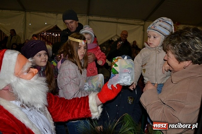 Zdjęcie w galerii na portalu naszraciborz.pl: Św. Mikołaj w Zabełkowie rozdał 150 paczek wiadomości z regionu