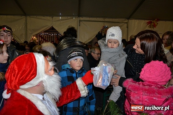 Zdjęcie w galerii na portalu naszraciborz.pl: Św. Mikołaj w Zabełkowie rozdał 150 paczek wiadomości z regionu